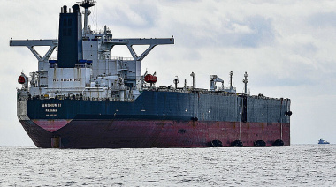 Un tanquero sancionado por la Unión Europea y el G7 aguarda para descargar combustible ruso en el Puerto de Arica