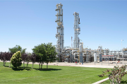 Compañía Mega avanza en la ampliación de su planta en Bahía Blanca con el montaje de una columna