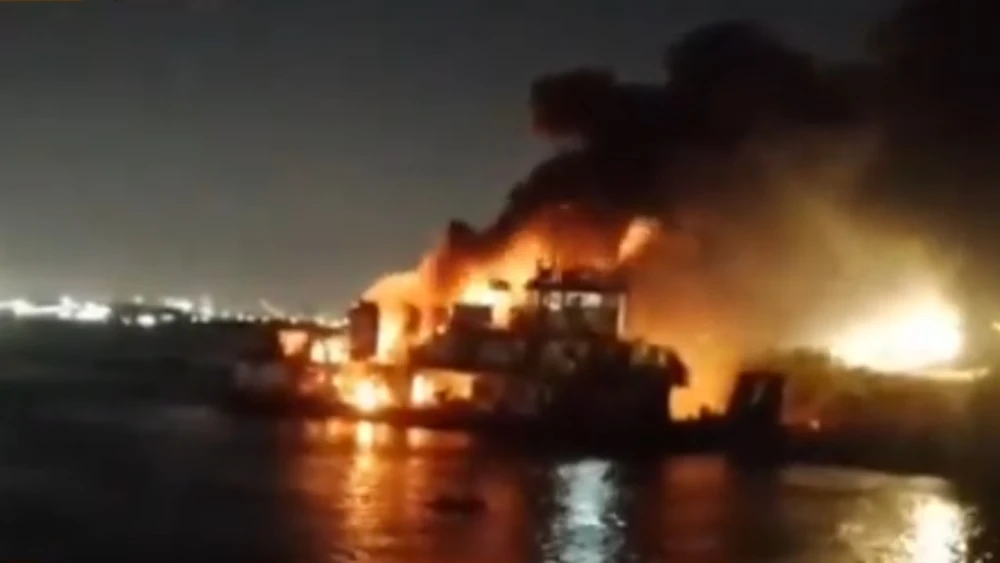 El remolcador JULIE fue consumido por el fuego en Remanso: rescate exitoso de su tripulación