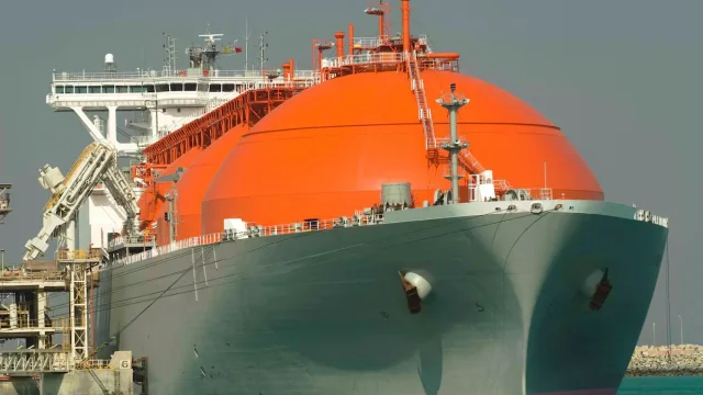 De África a Argentina: China traslada su mayor buque de GNL con miras a replicar el proyecto en YPF