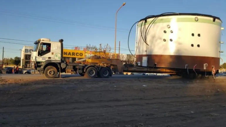 Operativo de traslado de un tanque sobredimensionado en Vaca Muerta