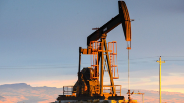 El precio del petróleo se dispara más del 12% tras ataques a Irán y mercados asiáticos en rojo