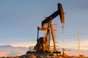 El precio del petróleo se dispara más del 12% tras ataques a Irán y mercados asiáticos en rojo