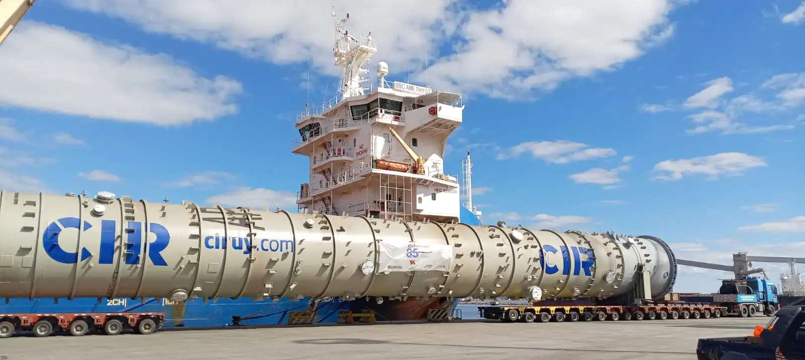 Terminal Zárate recibe una torre de 60 metros construida en Uruguay para una refinería de Axion Energy
