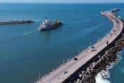Puerto Quequén ejecuta obras de reemplazo en el sistema de iluminación de la escollera sur para garantizar la operatividad y seguridad