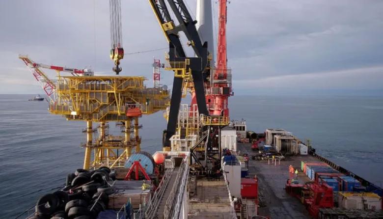 Offshore en Tierra del Fuego: instalaron la plataforma de 4.800 toneladas