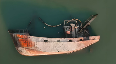 Inician las tareas de reflotamiento de un pesquero hundido en el puerto de Rawson