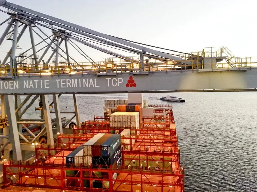Desvíos de buques en Montevideo por conflicto en la principal terminal portuaria