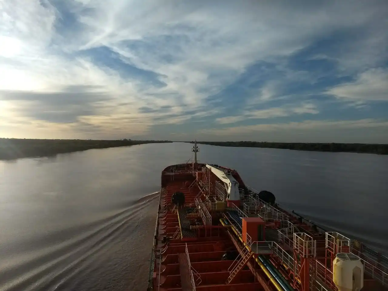 Argentina presenta la primera estación flotante de granos del mundo