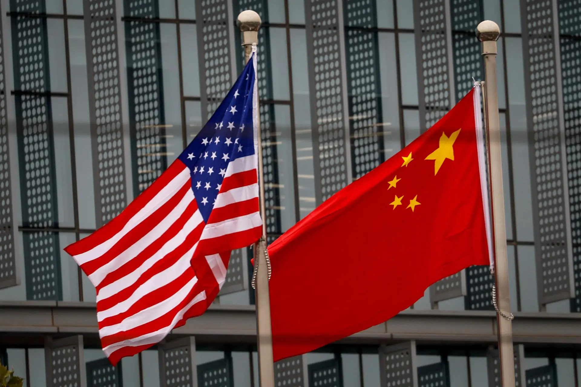 EE.UU. impone aranceles de hasta 104% a las importaciones chinas