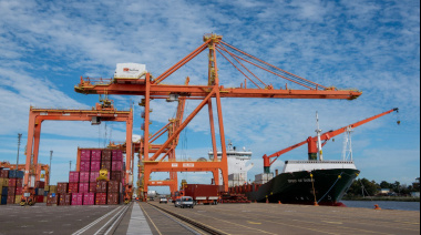 Hito histórico en TecPlata: tres buques operaron simultáneamente en la terminal