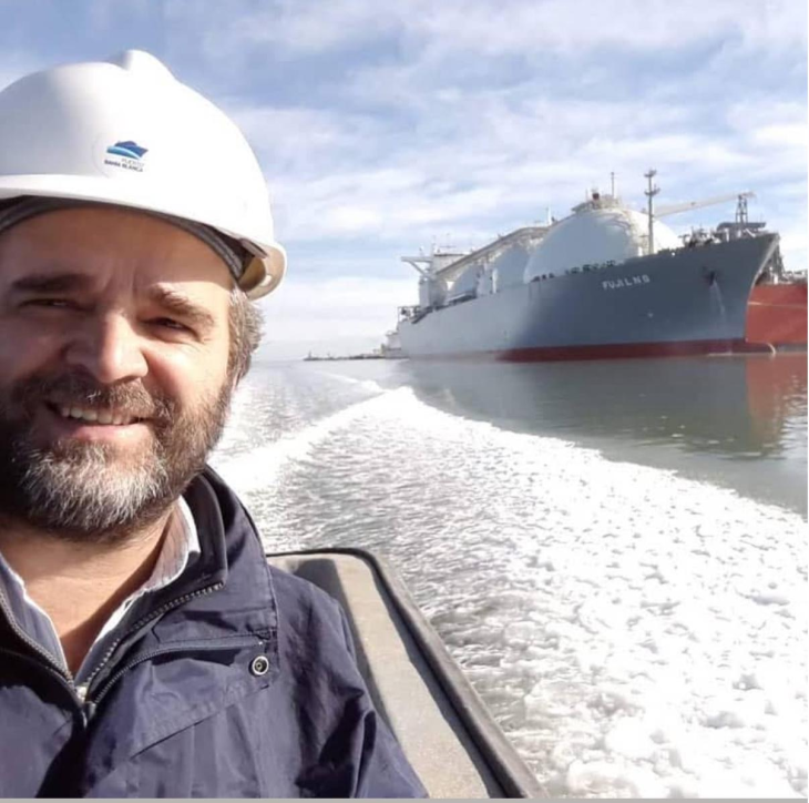 Francisco Weyland navegando por la Ría de Bahía Blanca