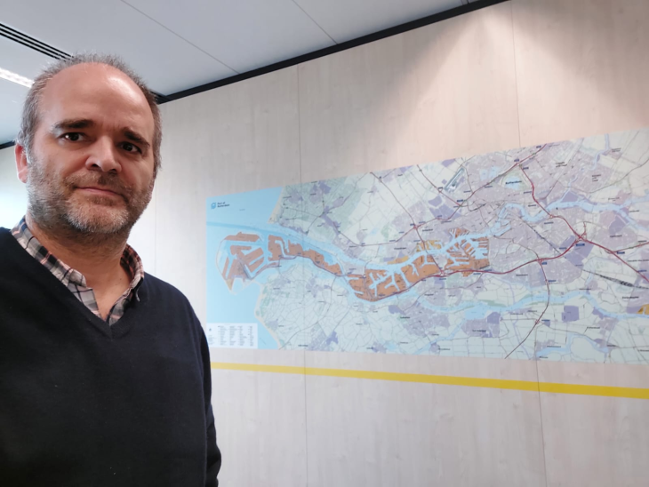 Francisco Weyland en Róterdam, junto al plano del puerto local