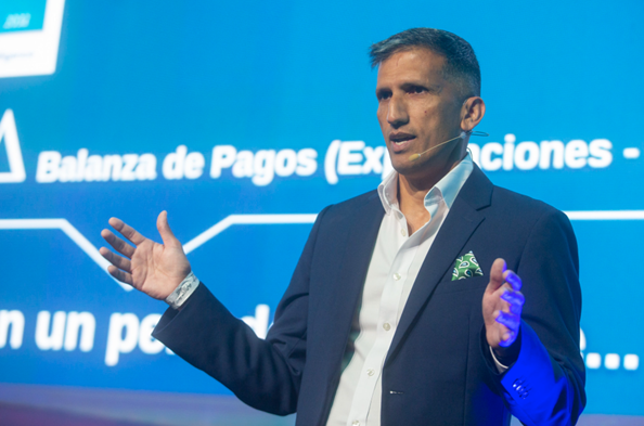 Dinesh Sharma presentando el panorama económico global.