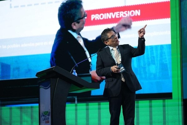Luis Del Carpio, Director Ejecutivo de Proinversión Perú, durante su presentación en AAPA LATAM 2025.