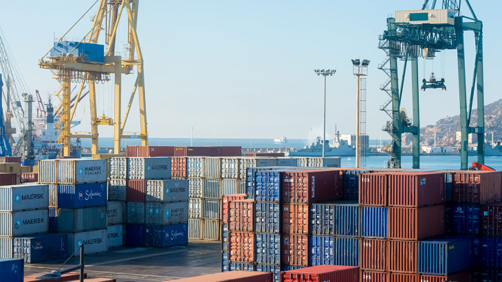  puerto de Cartagena, un centro de actividad marítima e industrial. 