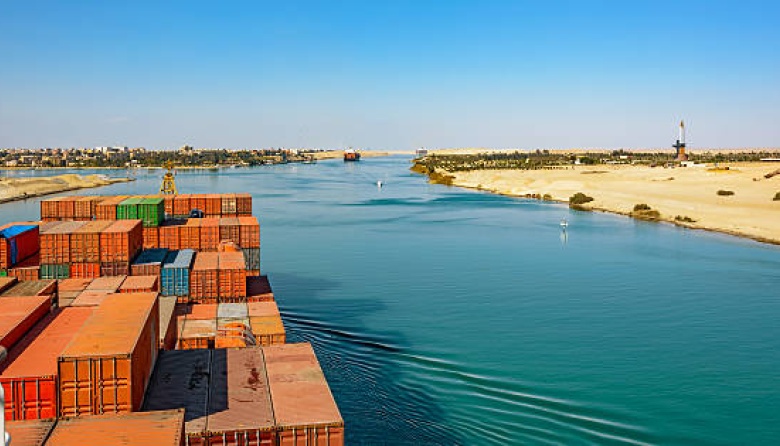 El Canal de Suez lanza descuentos y busca recuperar el tráfico perdido