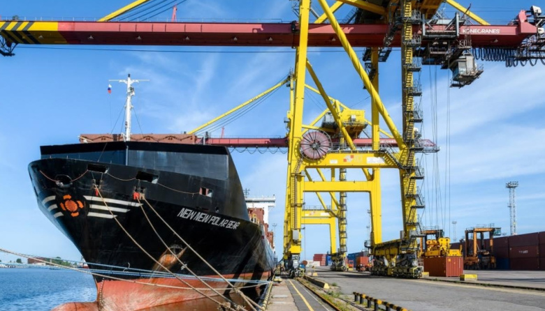 China inaugura la primera ruta regular de contenedores a Europa a través del Ártico, acortando tiempos de viaje