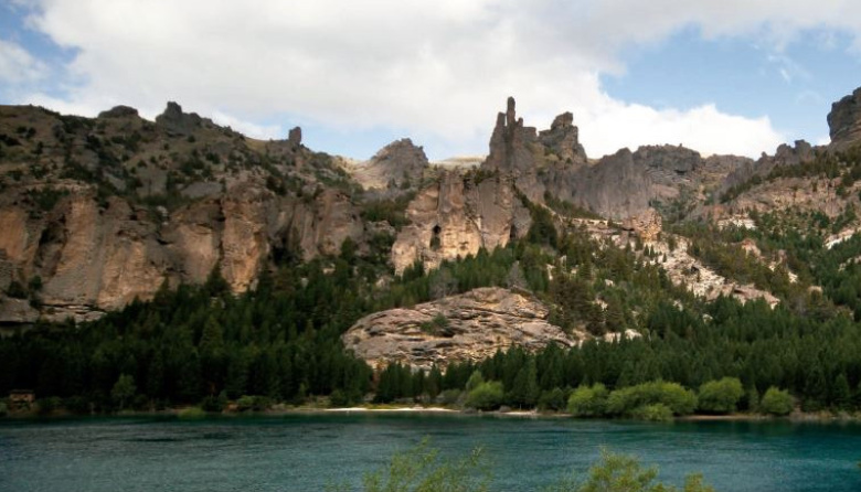 Alerta en el Río Limay por la expansión del salmón Chinook: el "rey de los mares" amenaza la fauna local