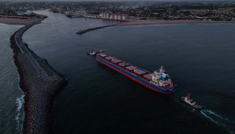 Puerto Quequén protagoniza un hito histórico: comenzó el primer embarque de trigo argentino con destino a China