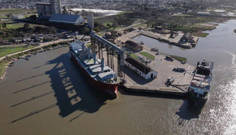 El puerto de San Pedro opera un buque de gran porte para exportar 33.000 toneladas de trigo a Brasil