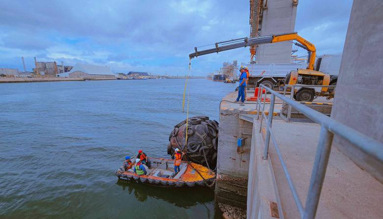 Puerto Quequén avanzó con tareas de mantenimiento en sus defensas neumáticas