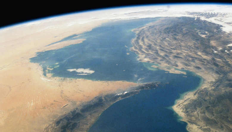 Navieras suspenden operaciones en el Estrecho de Ormuz tras ataques a buques