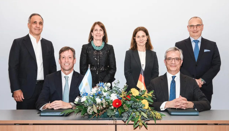 Río Negro celebra la firma del primer contrato de exportación de GNL argentino hacia Alemania