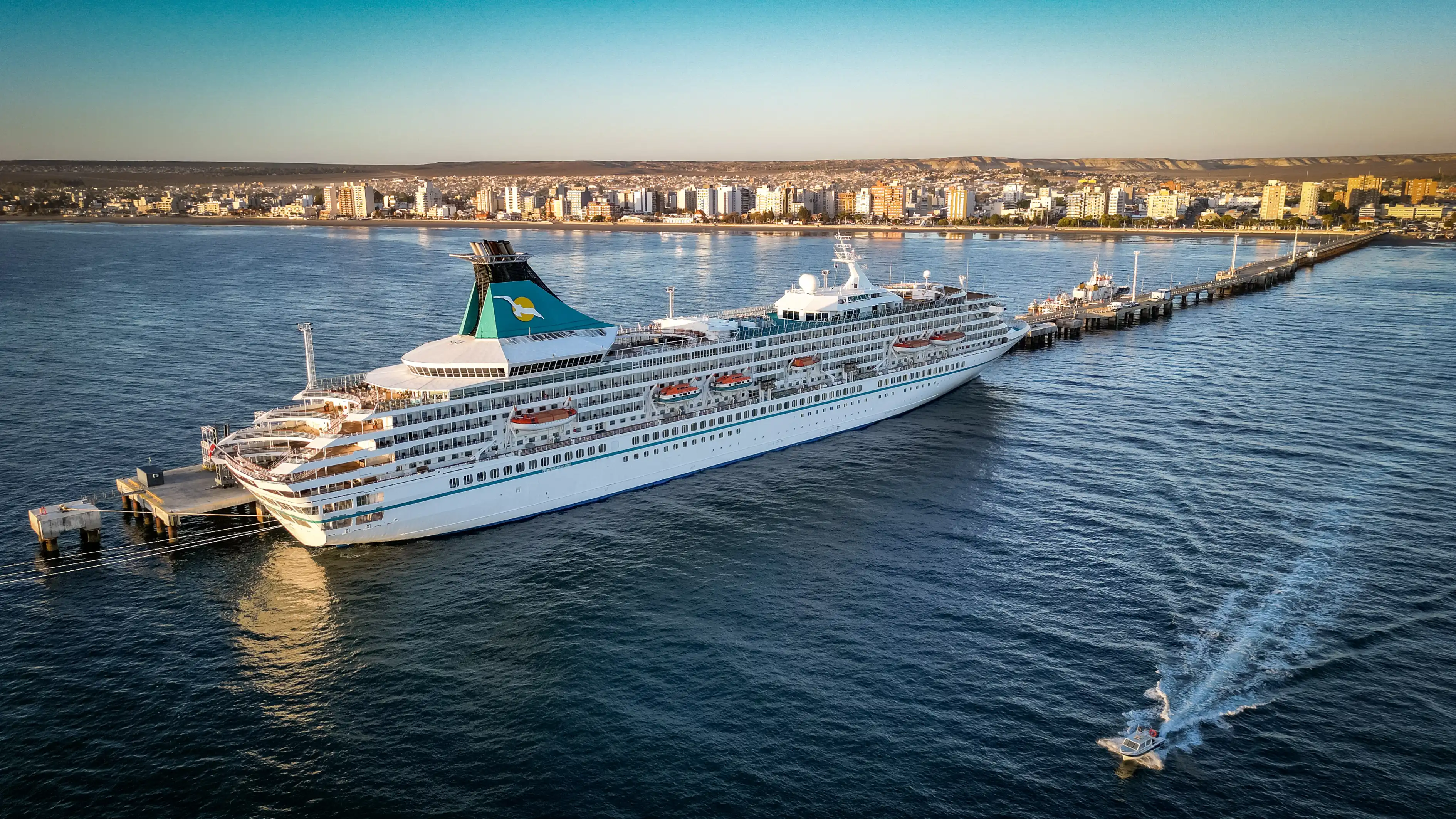 El crucero Artania realizó una nueva escala en Puerto Madryn durante la temporada de cruceros
