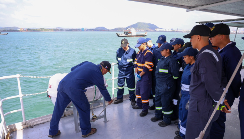 La Autoridad Marítima de Panamá impulsa la formación práctica de cadetes de la UMIP con jornada de titulación