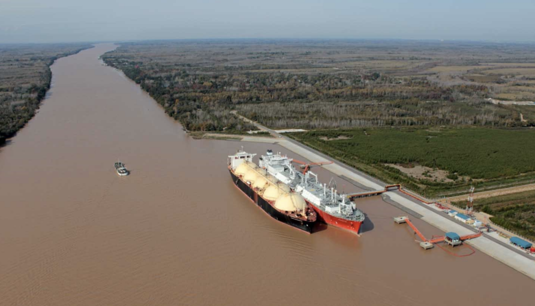 Trafigura y Naturgy quedaron empatadas en la licitación por el primer contrato privado de importación de GNL en Argentina