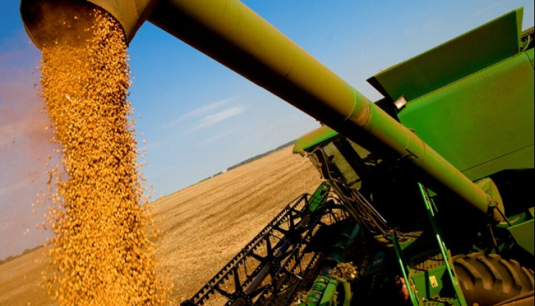 El petróleo cede ante posible acuerdo con Irán y presiona a la soja y los aceites en los mercados globales