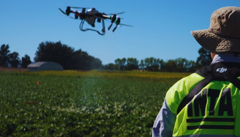El INTA y la Facultad de Ciencias Agrarias de Balcarce desarrollaron un protocolo para medir la deriva de fitosanitarios en aplicaciones con drones