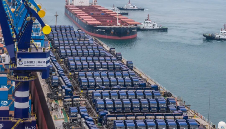 El Puerto de Yantai embarcó 617 vehículos en un solo buque, nuevo récord en la exportación de maquinaria hacia África