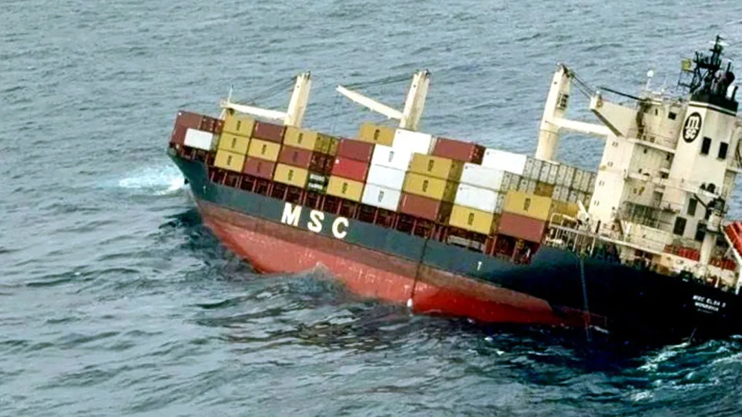 Se hundió el buque MSC ELSA 3 con carga peligrosa y combustible frente a la costa de Kerala
