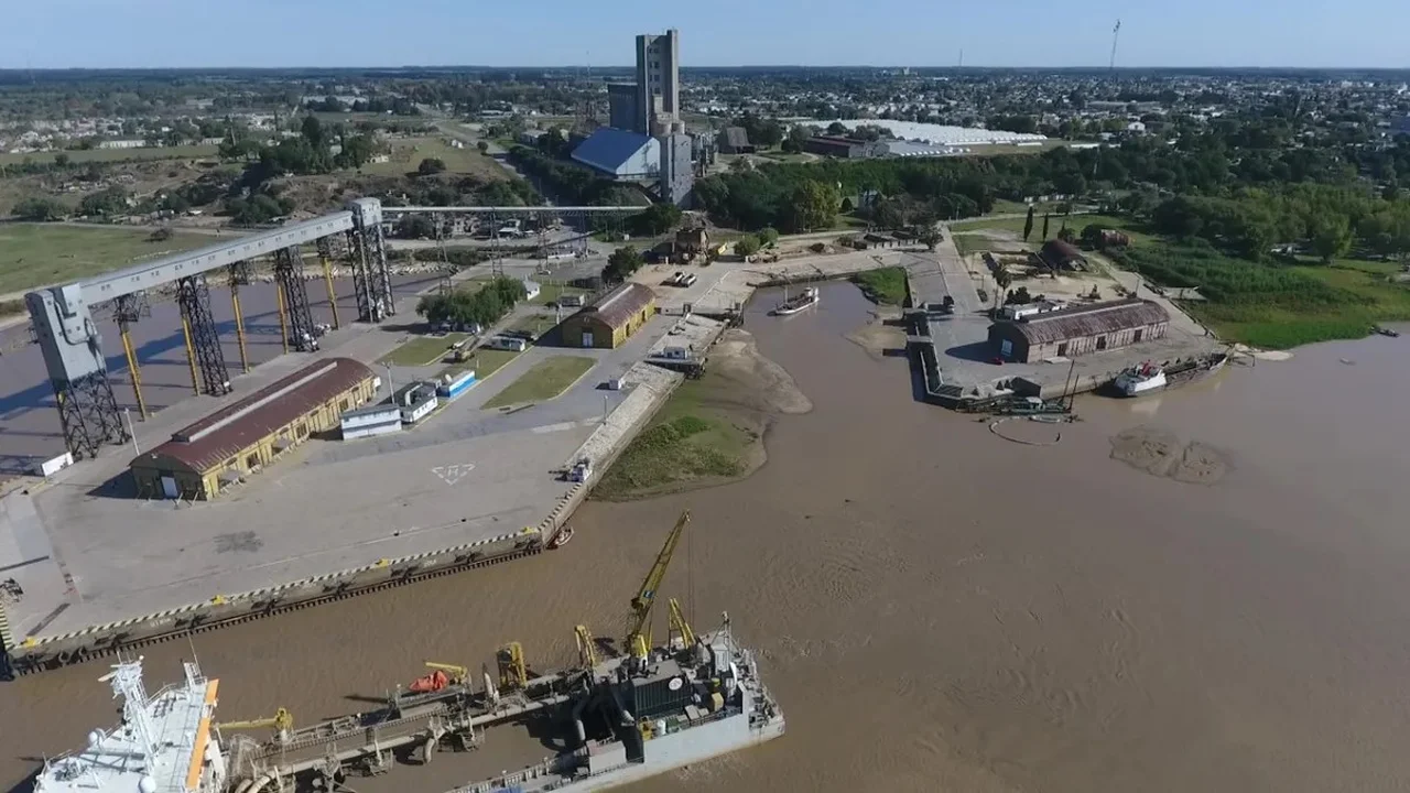 El Puerto de San Pedro interrumpido por un buque varado y una acumulación extraordinaria de sedimentos
