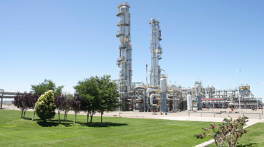 Compañía Mega avanza en la ampliación de su planta en Bahía Blanca con el montaje de una columna