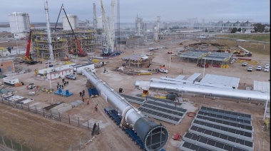 Bahía Blanca: Compañía Mega concreta hitos con montaje de columnas para proyecto NTF