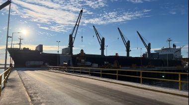 Hito en la Hidrovía: La Zona Franca Santafesina realiza con éxito su primer transbordo de carga