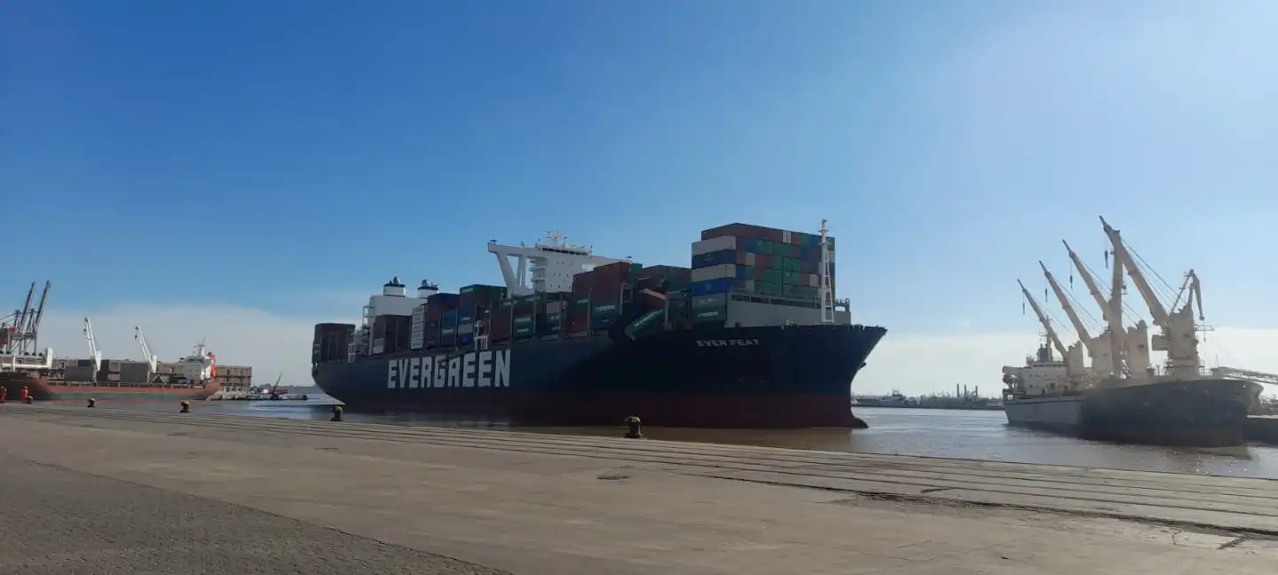 Buque de Evergreen Arriba a Montevideo con Contenedores Desplazados tras accidente frente a Río Grande