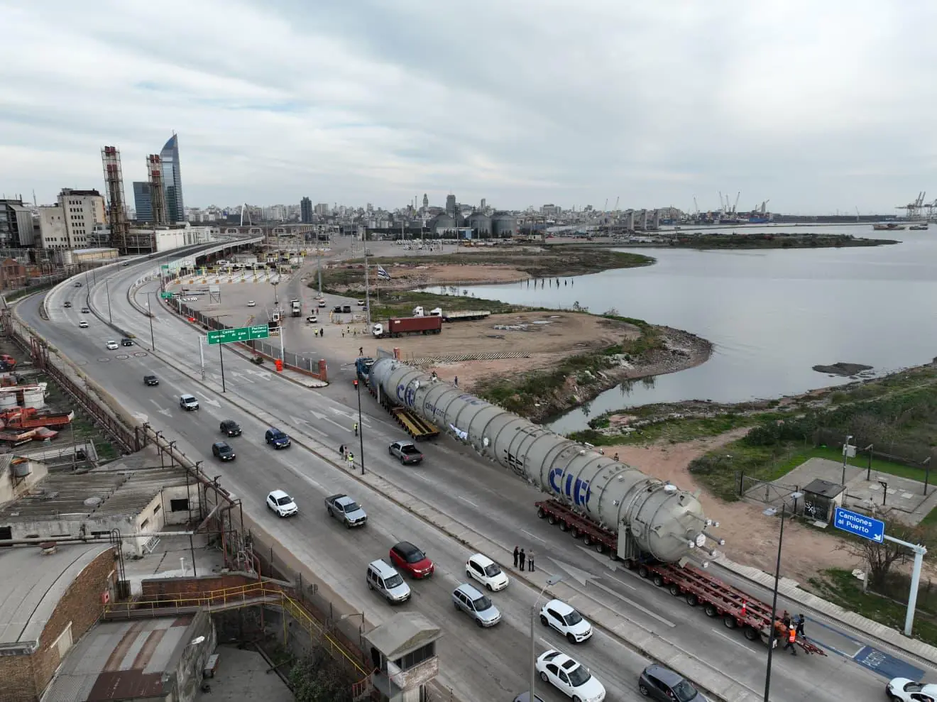 Una torre de 60 metros fabricada en Uruguay será transportada a Buenos Aires