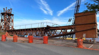 Retiran una grúa histórica del Puerto de Santa Fe por el deterioro estructural del Dique 1