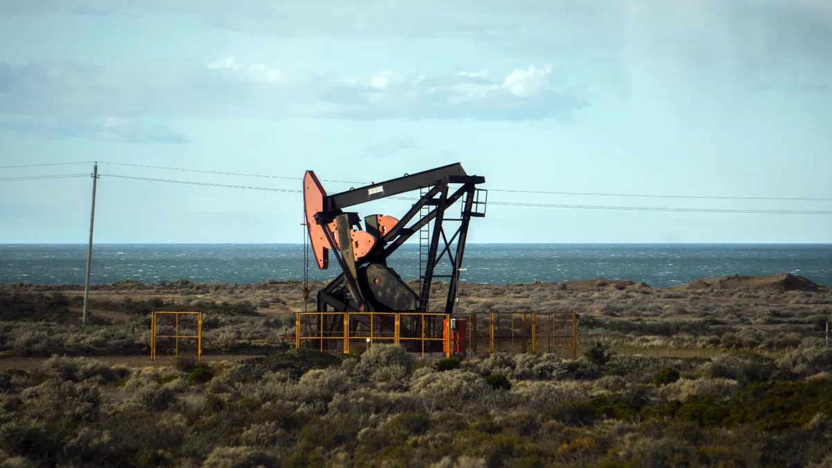 Santa Cruz llama a licitación por diez áreas petroleras tras la salida de YPF