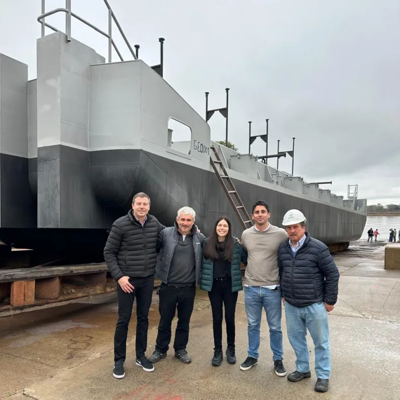 Un astillero de Puerto Reconquista botó su primera barcaza y busca potenciar la producción naval