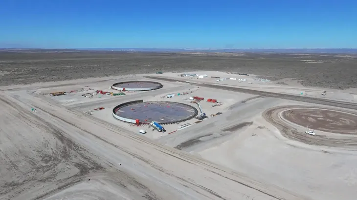 La construcción del VMOS avanza con un hito en Allen: el montaje de tanques mediante un sistema innovador