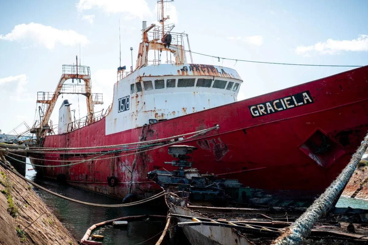 El puerto de Mar del Plata recupera espacios con la remoción del buque pesquero Graciela