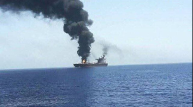 Un buque neerlandés queda a la deriva y en llamas en el Golfo de Adén tras un ataque