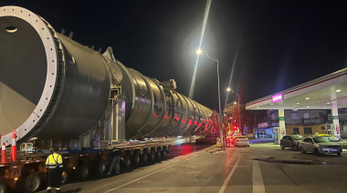 Concluye el traslado de una nueva torre de destilación para la refinería de Axion en Campana