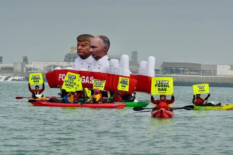 Activistas de Greenpeace bloquean terminal belga de GNL en protesta por importaciones de gas ruso