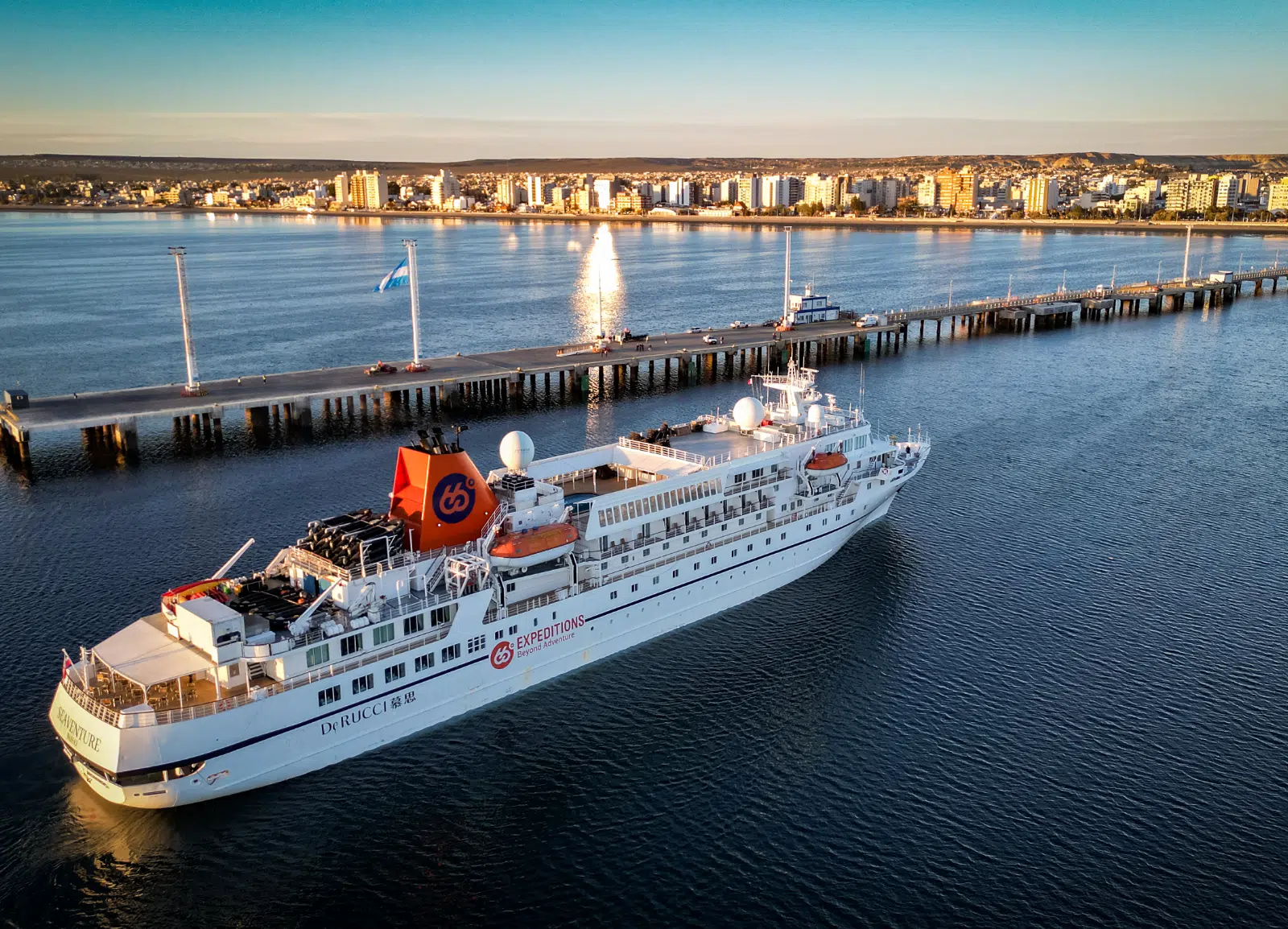 Puerto Madryn recibe al crucero de expedición Seaventure